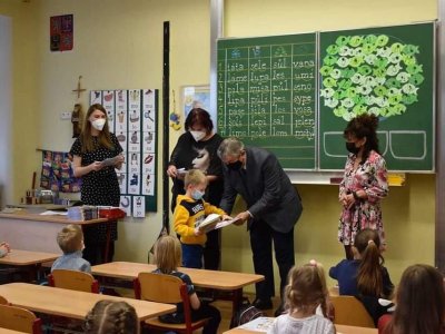 Snews - První vysvědčení prvňáčků v Lysé nad Labem